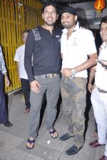 Yuvraj Singh, Harbhajan Singh at Son of Sardaar special screening in Ketnav, Mumbai on 11th Nov 2012 (10).JPG
